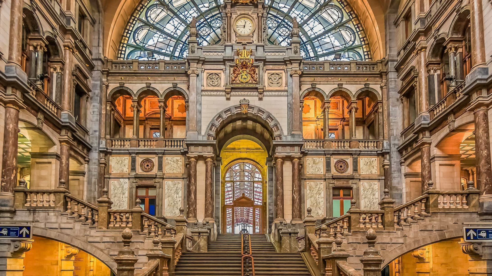 Where to admire the world's most beautiful train stations : An amazing image depicting a stunning view. The tones are just vibrant and blend ideally. Its arrangement looks wonderful, with its details are also very clear.
