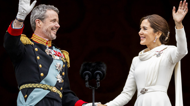 A improvável história de amor dos novos rei e rainha da Dinamarca