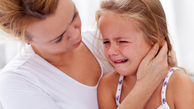 泣いている子供を落ち着かせる効果的な方法