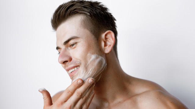 Messieurs, voici comment prendre soin de votre peau ! 