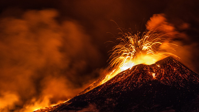 Monte Etna entra em erupção: A história do vulcão mais ativo da Europa!