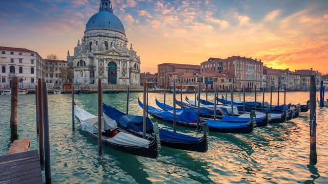 How does Venice manage to float on water?