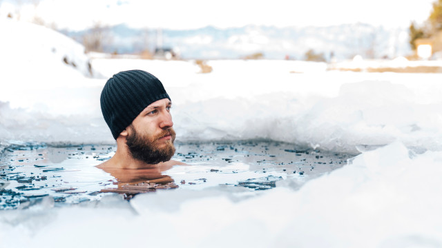 Cosa succede al corpo quando ci si immerge nell'acqua gelida?