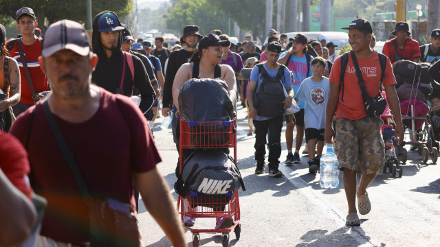 Esodo di 1.600 migranti verso gli USA: cronaca di un viaggio disperato