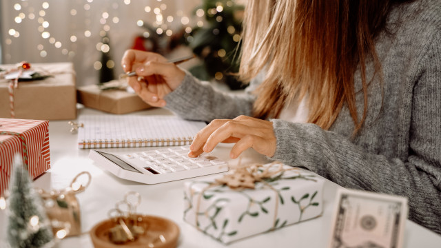 How to enjoy a budget-friendly holiday season