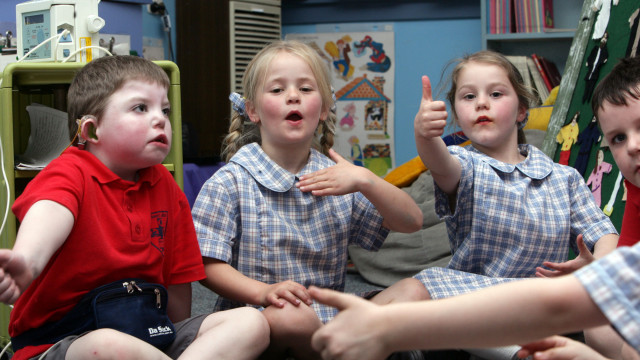 ¿Deberían todos los niños aprender lengua de signos?