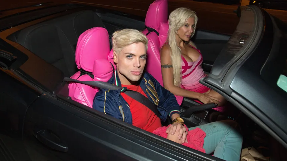 Eles gastaram fortunas para se parecerem com Barbie, Ken e outros bonecos