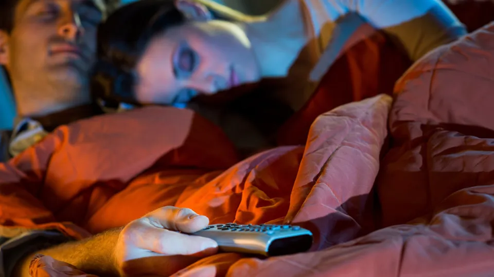 Dormir avec la télé allumée : une habitude nocive pour votre santé cérébrale ?