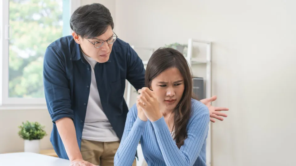 Gaslighting : quelles sont les phrases typiques des manipulateurs ?