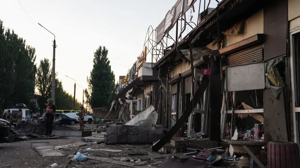 Russia bombs shopping center in eastern Ukraine, killing four and injuring 27