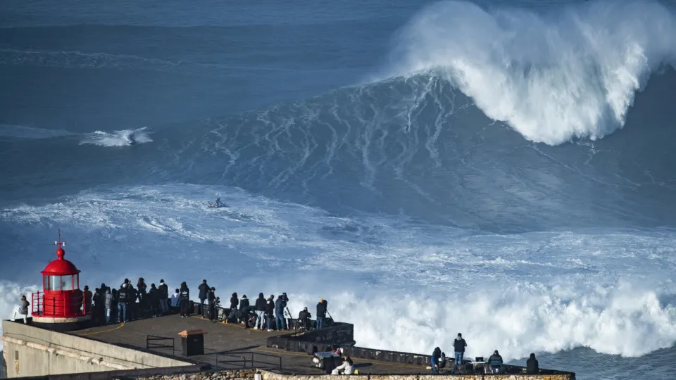 Nazaré: Hier brechen die größten Wellen der Welt