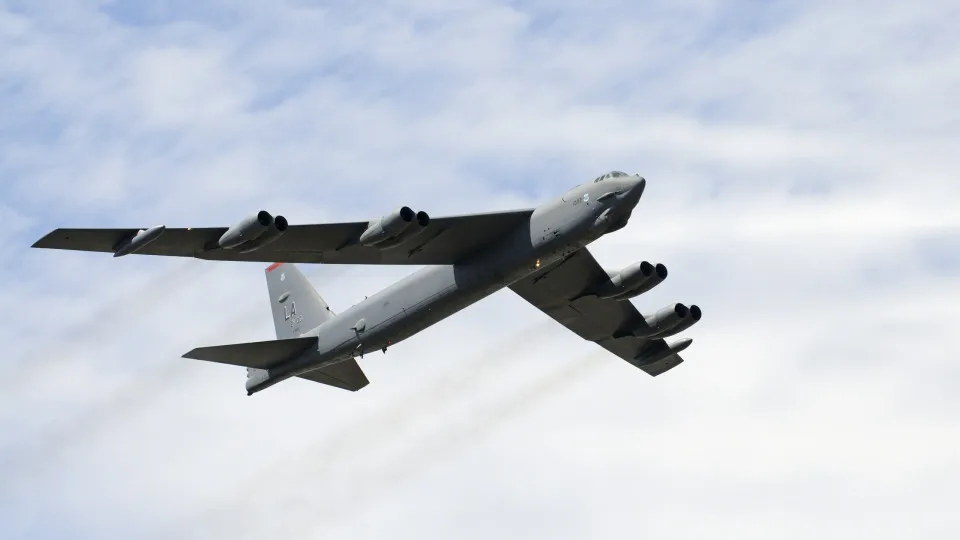 Delta pilot makes sudden maneuver to avoid collision with B-52 bomber