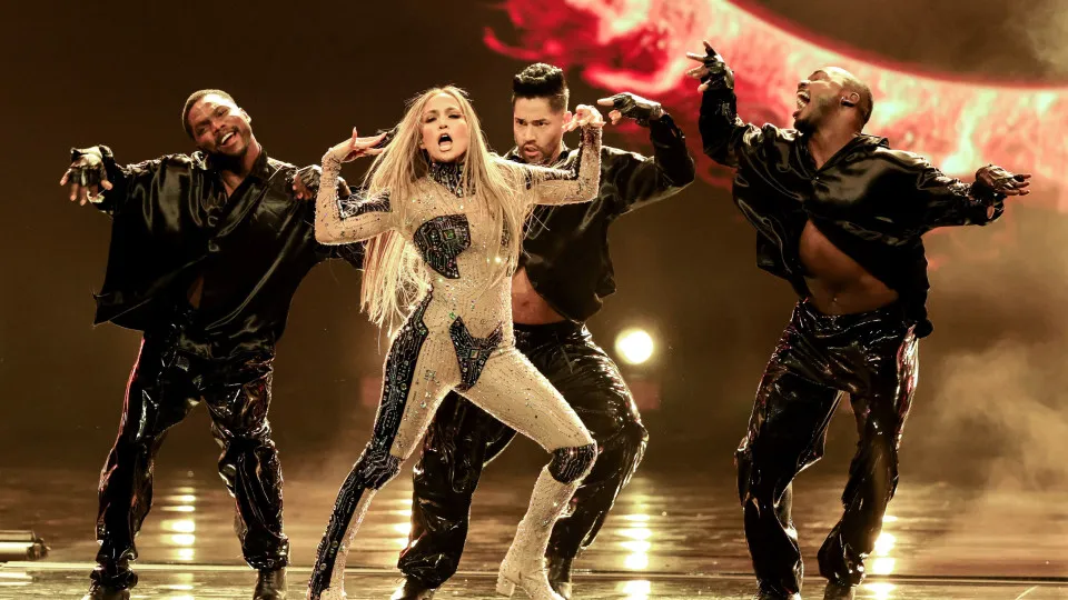 I look (e le gambe) mozzafiato di Jennifer Lopez