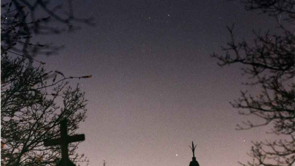 The '90s comet that inspired awe and a cult tragedy