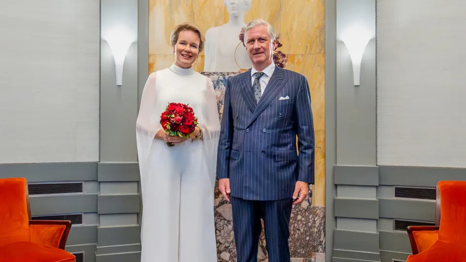 Kun disse 7 kvinder må bære hvidt foran paven