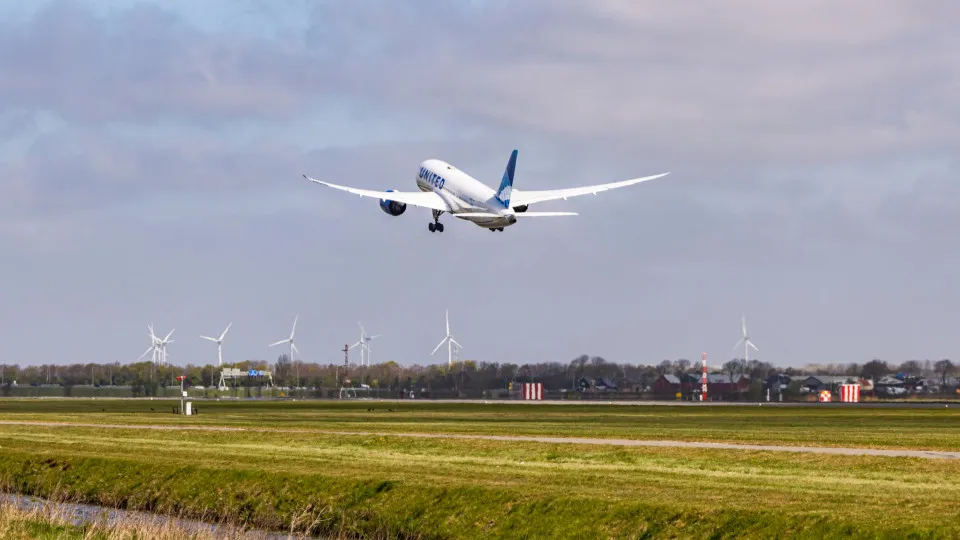 Boeing 787 declares 'Mayday' after engine failure over US