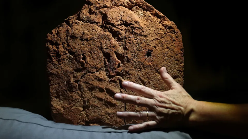 4,000-year-old Egyptian handprint discovered on ancient artifact