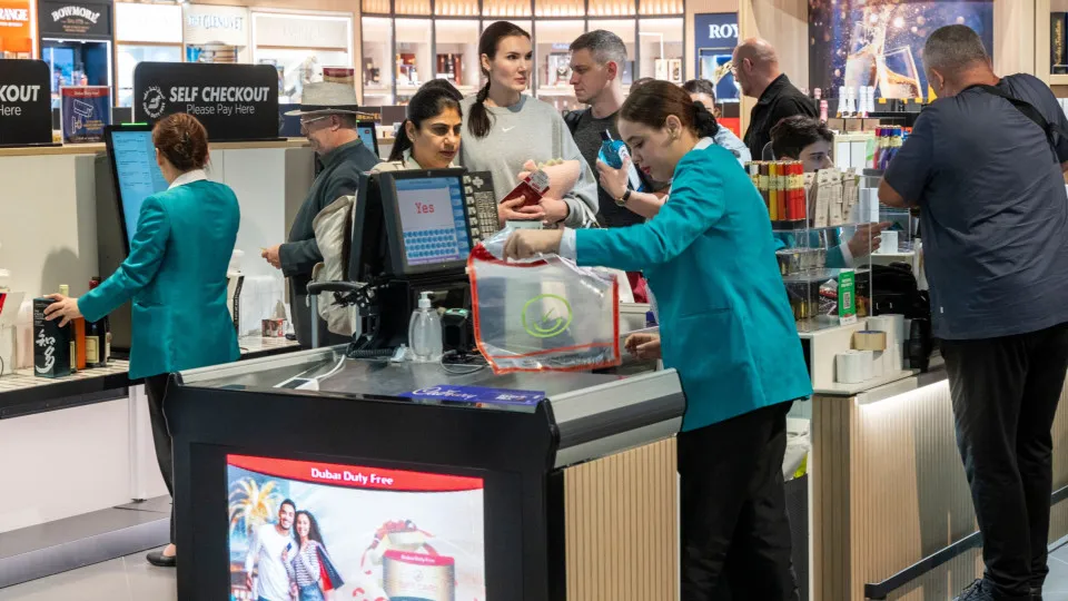 Lo que nunca deberías comprar en un aeropuerto si valoras tu dinero