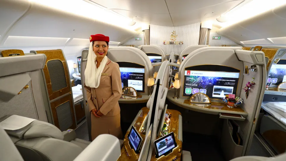 Stewardessenuniformen over de hele wereld