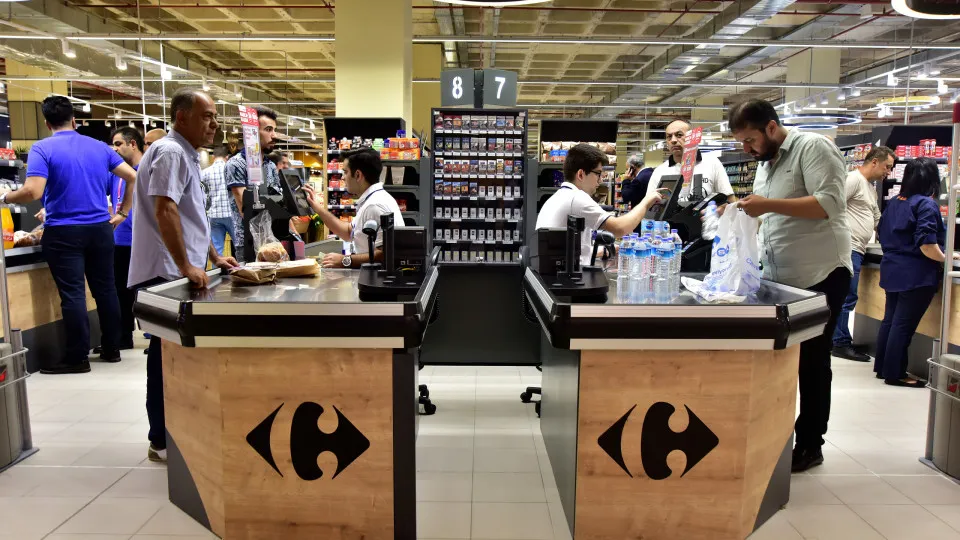 Coisas que os caixas secretamente te julgam por comprar