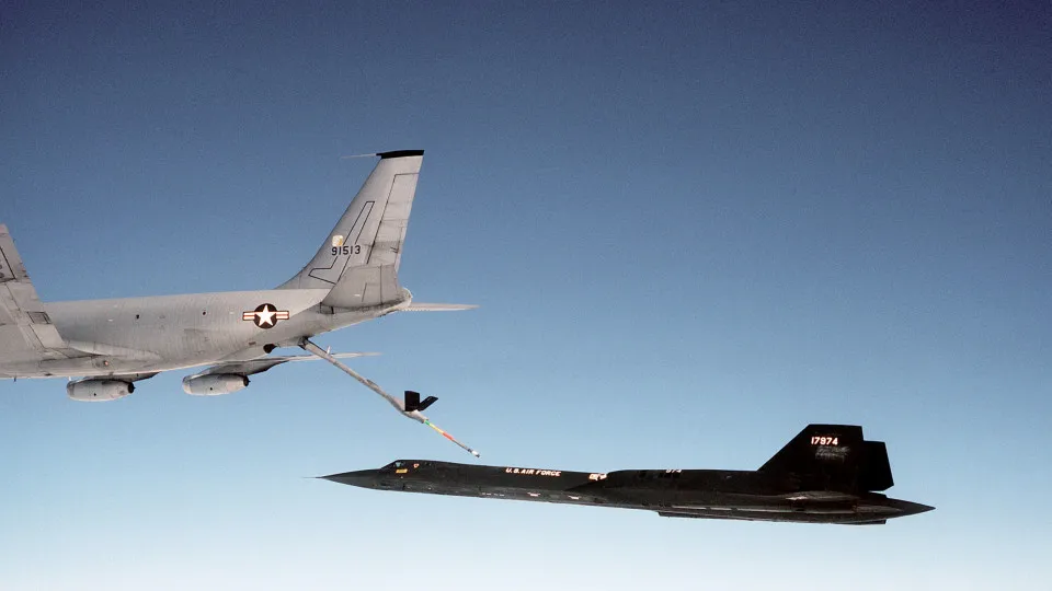 How exactly do they refuel a plane midair?