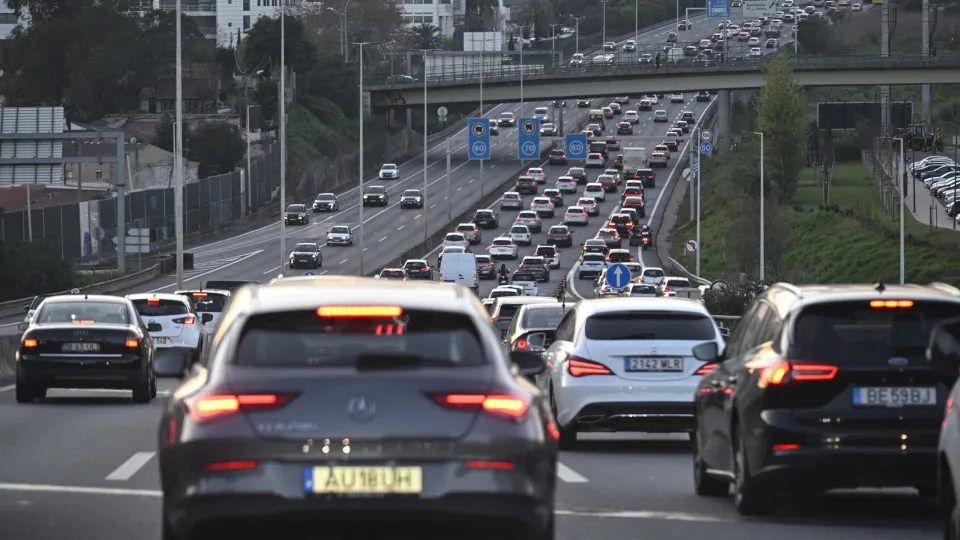 Dark cars could be making cities hotter