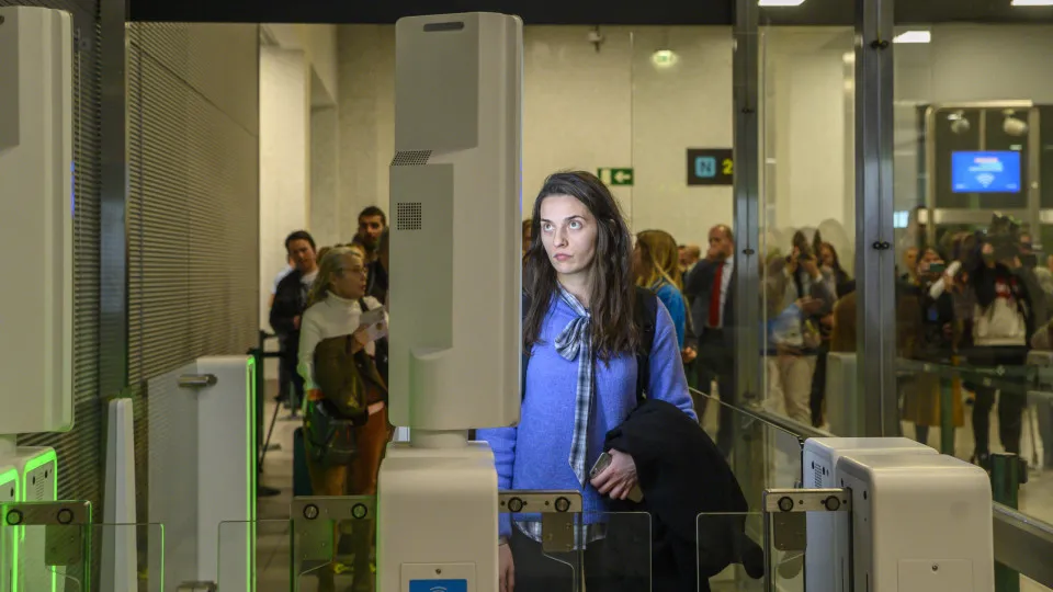 La sécurité accélérée des aéroports US face aux risques pour la vie privée