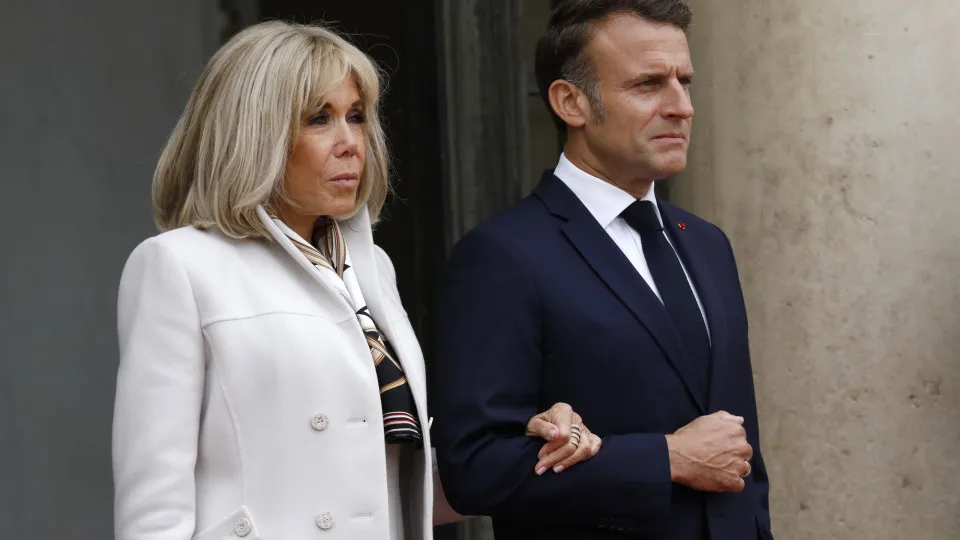 Brigitte Macron presenterà "prove scientifiche" per dimostrare di essere una donna