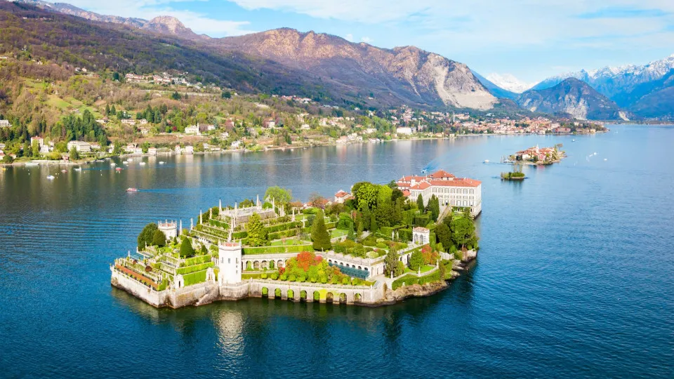 These stunning lakes all have international borders
