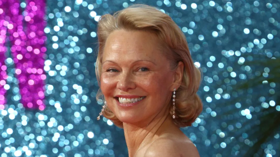 Pamela Anderson goes makeup-free