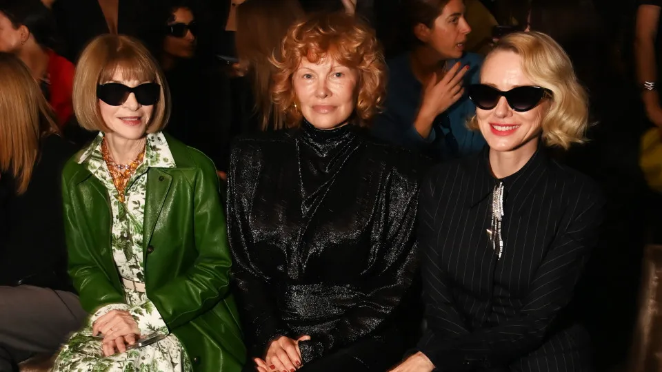 Pamela Anderson abbandona i suoi iconici capelli biondi per un audace rosso ramato