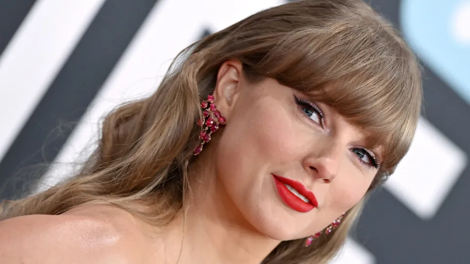 Het nieuwe nummer van Taylor Swift wakkert geruchten aan over ruzie met Charli XCX