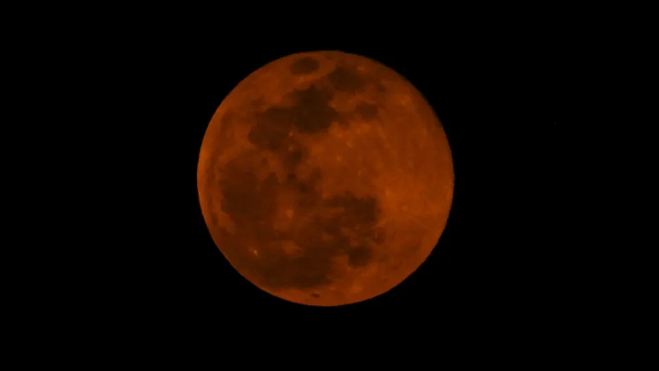 Lune rouillée : le mystère d’un satellite qui s’oxyde