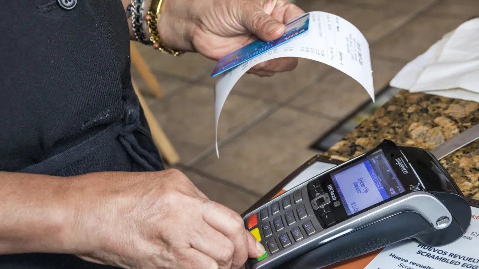 How to avoid going into debt this Christmas