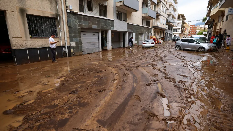 Floods in Spain’s Catalonia region leave people trapped in cars