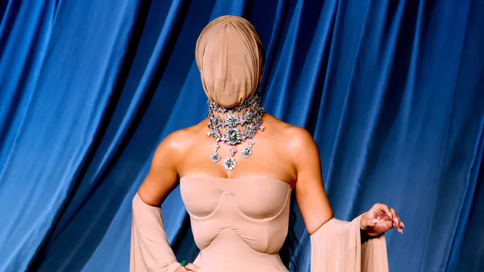 Kim Kardashian hides face and hair at Academy Museum Gala