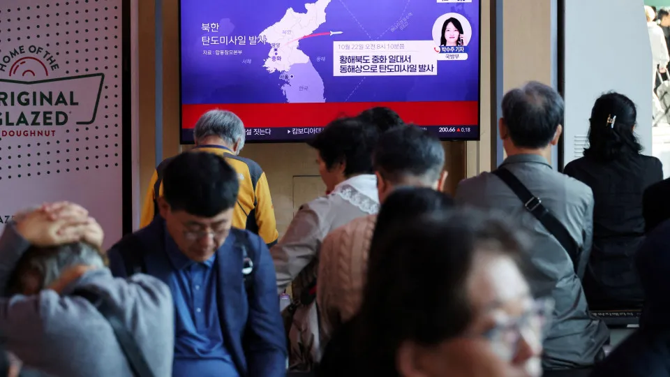 Noord-Korea vuurt raketten af terwijl Trump naar Zuid-Korea reist