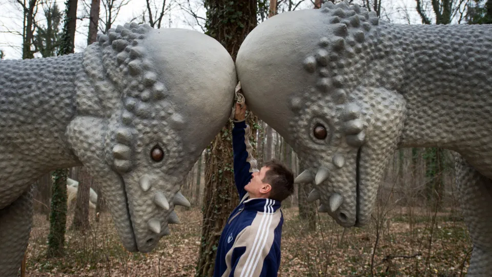 Paleontologists discover new species of dinosaur