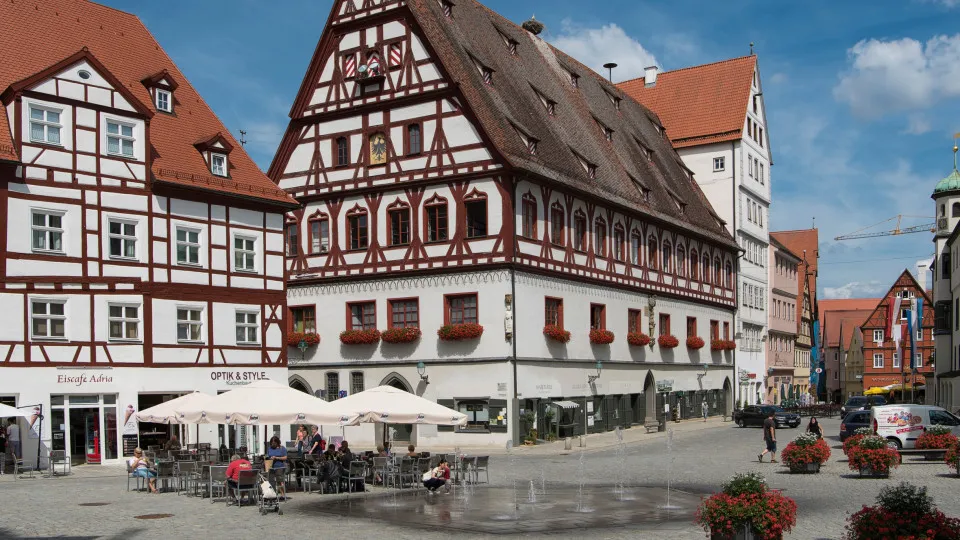 Nördlingen, a town in a space hole evened by diamonds