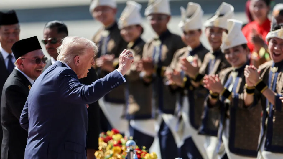 Trump dances with performers on arrival in Malaysia