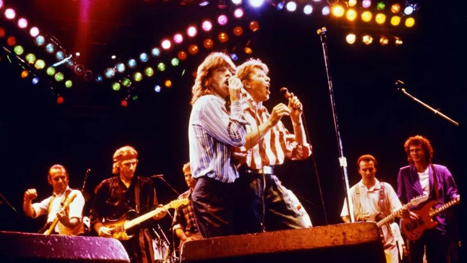 Musicians' best mic-sharing moments