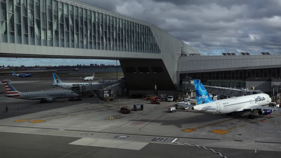 Flights cut at major US airports amid government shutdown