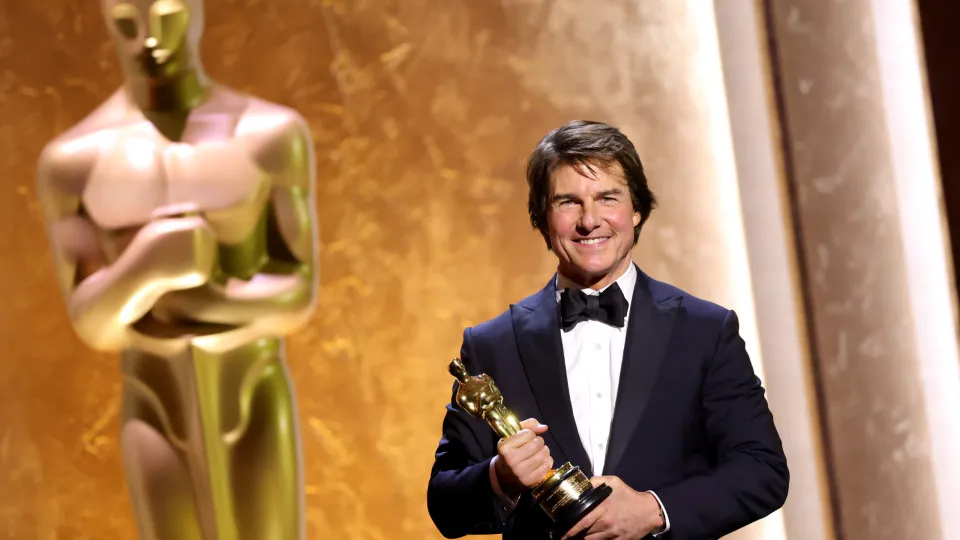 Tom Cruise accepts Honorary Oscar, delivers emotional speech
