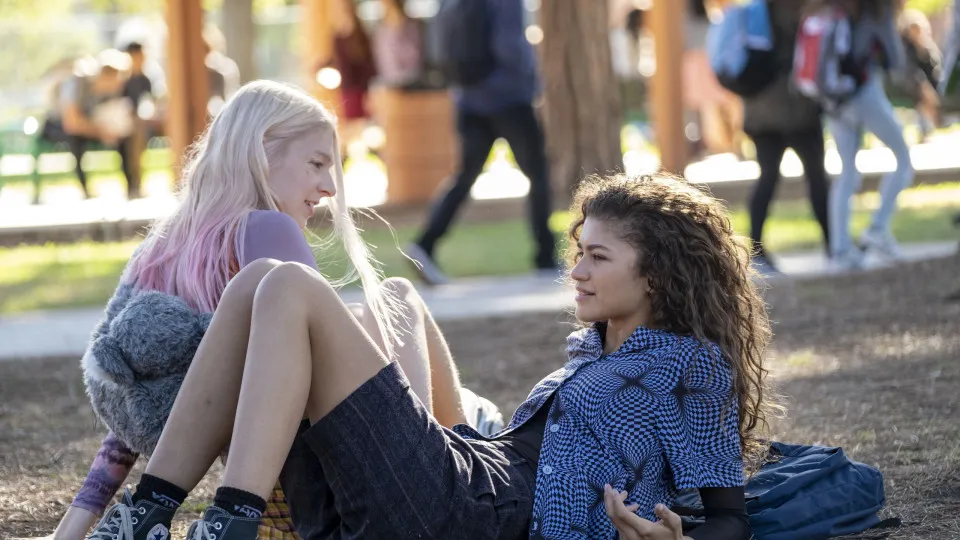 Por que adoramos as situações mais absurdas que só acontecem nos dramas adolescentes?