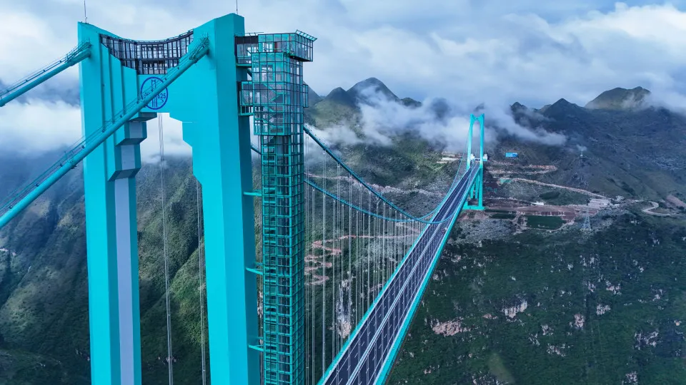 The world’s tallest bridge opens in China