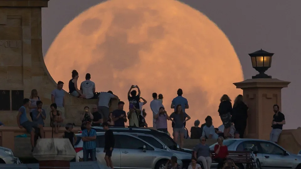 The last supermoon of the year lights up the sky this December 4