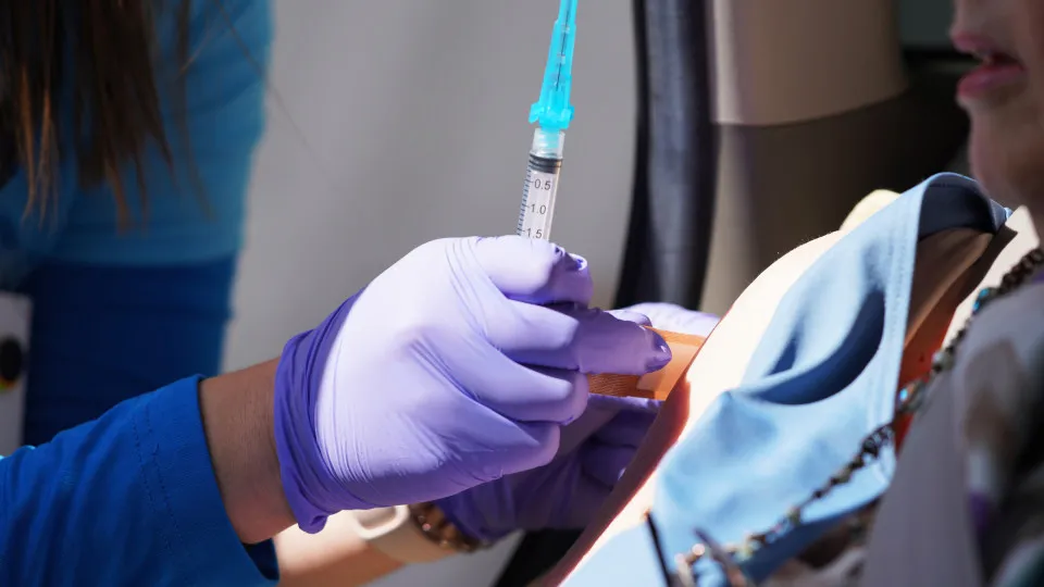 La “super influenza” si diffonde rapidamente, provoca la chiusura delle scuole e satura gli ospedali