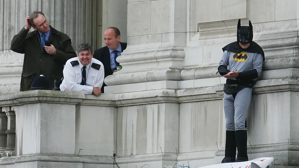 버킹엄 궁전에서 발생한 가장 기이한 일은?