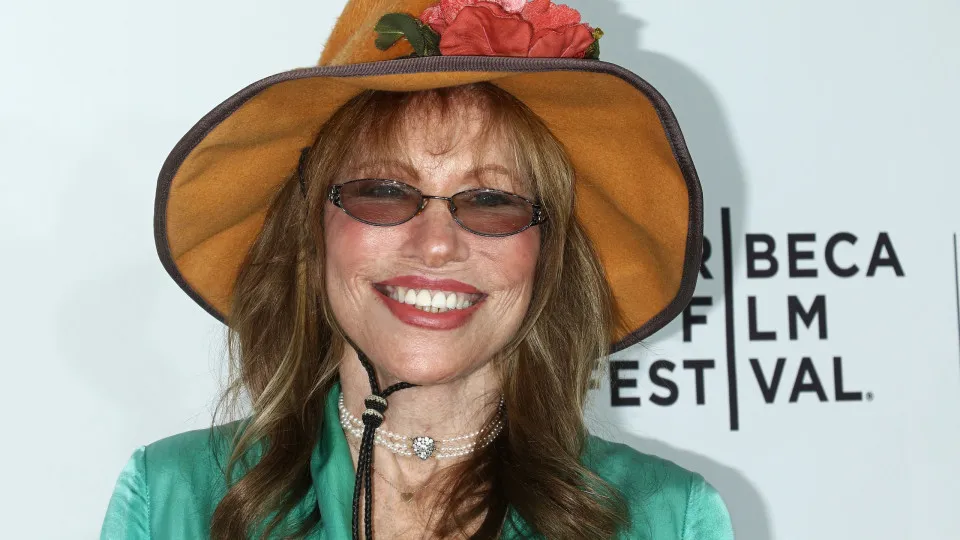Carly Simon reveals cancer battle amid more health struggles