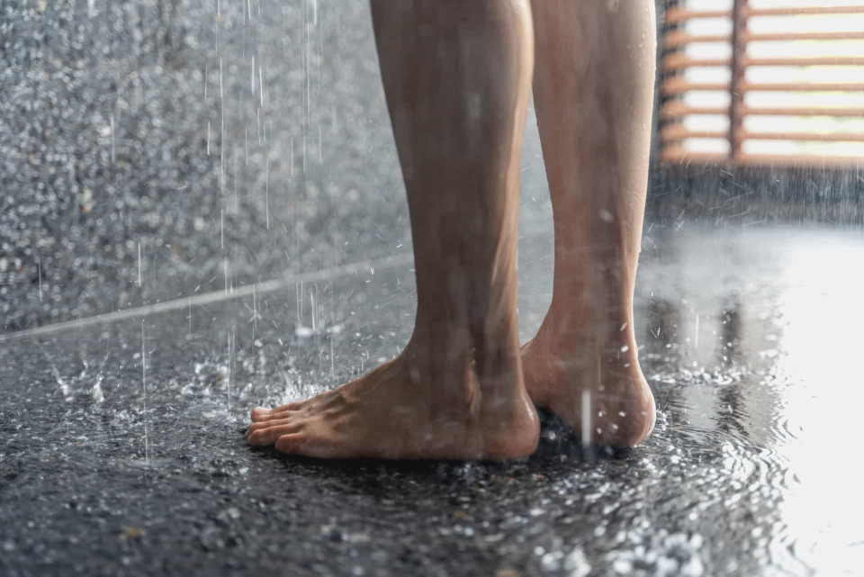 Sie stellen sich unter die Dusche
